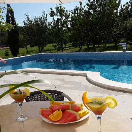 Poolincluded Villa Neoric