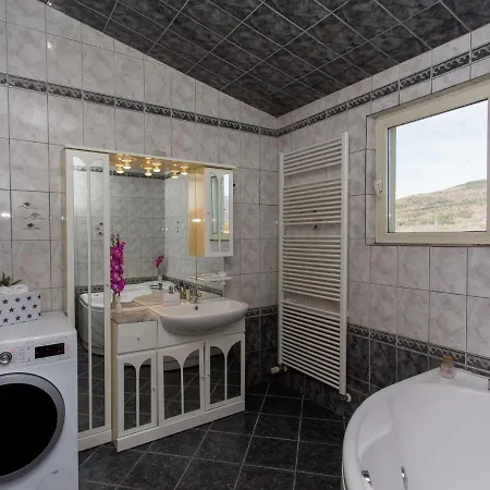 Poolincluded Villa Neoric Villa