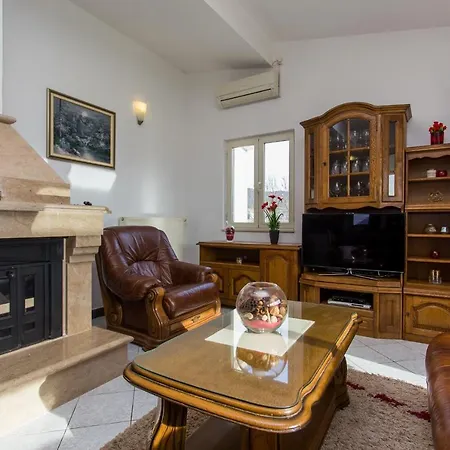 Poolincluded Villa Neoric *